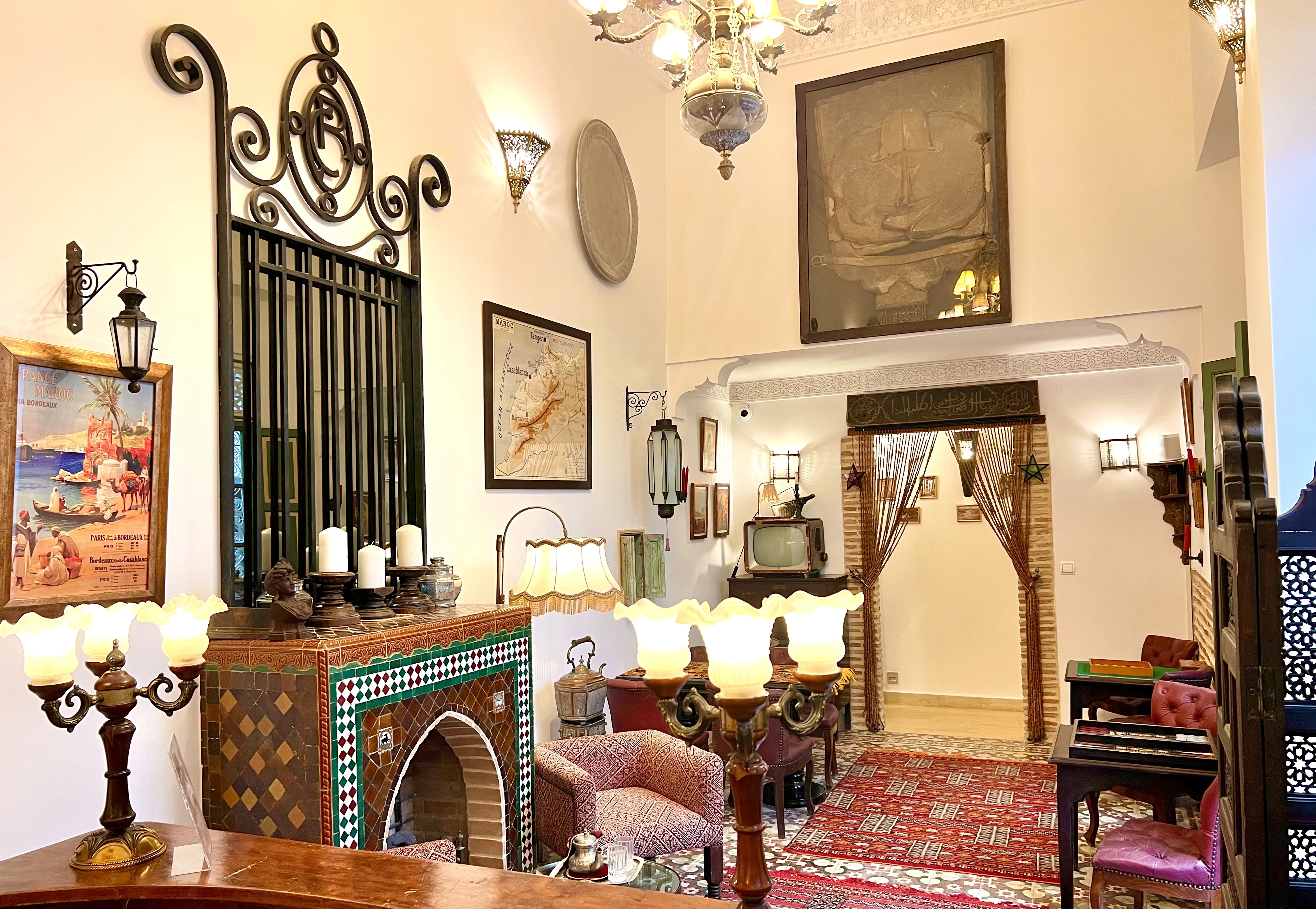 Comptoir du bar et candélabres - Riad Le Calife Fès