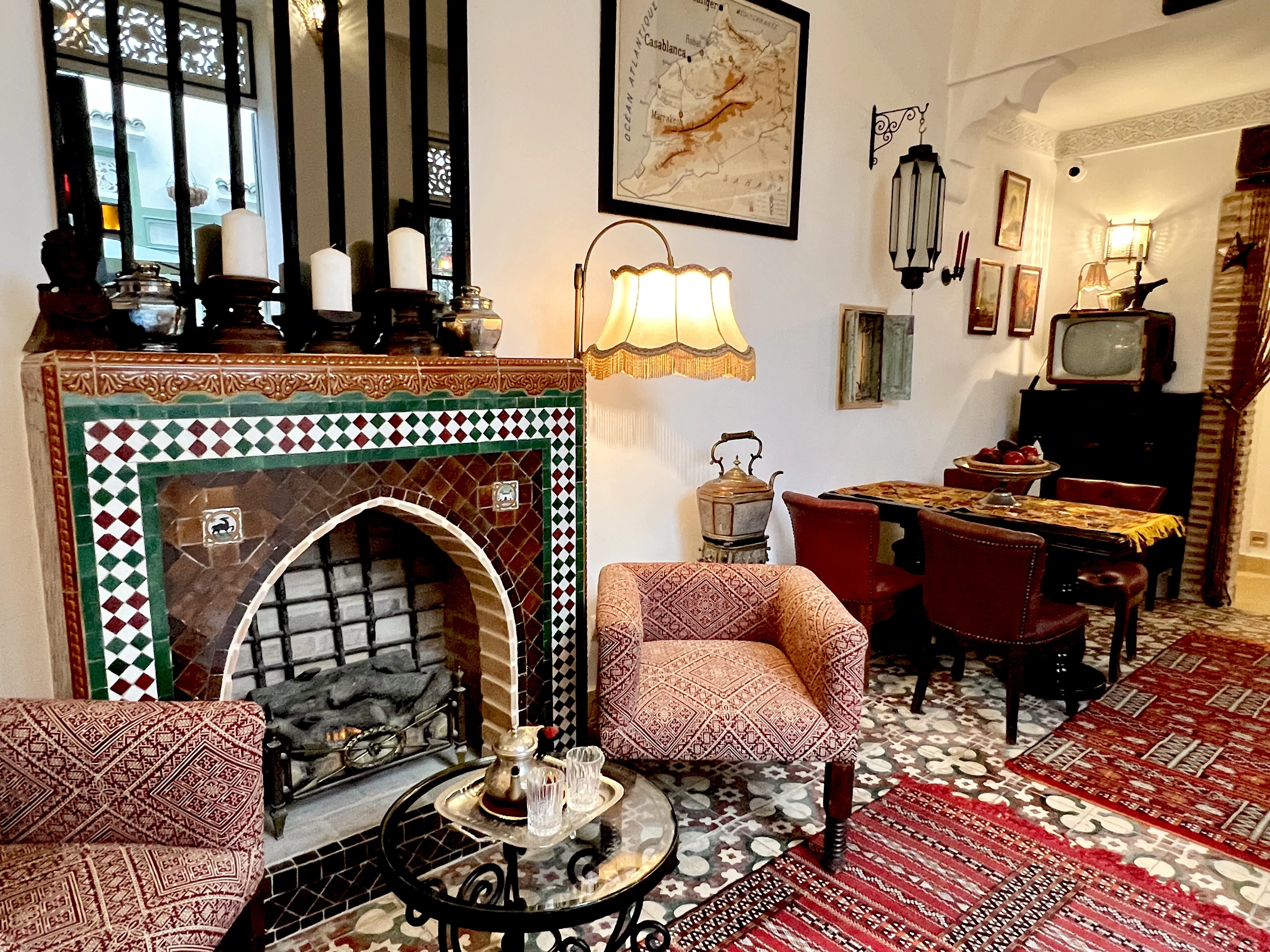 Cheminée en zellige traditionnel au bar du Riad Le Calife