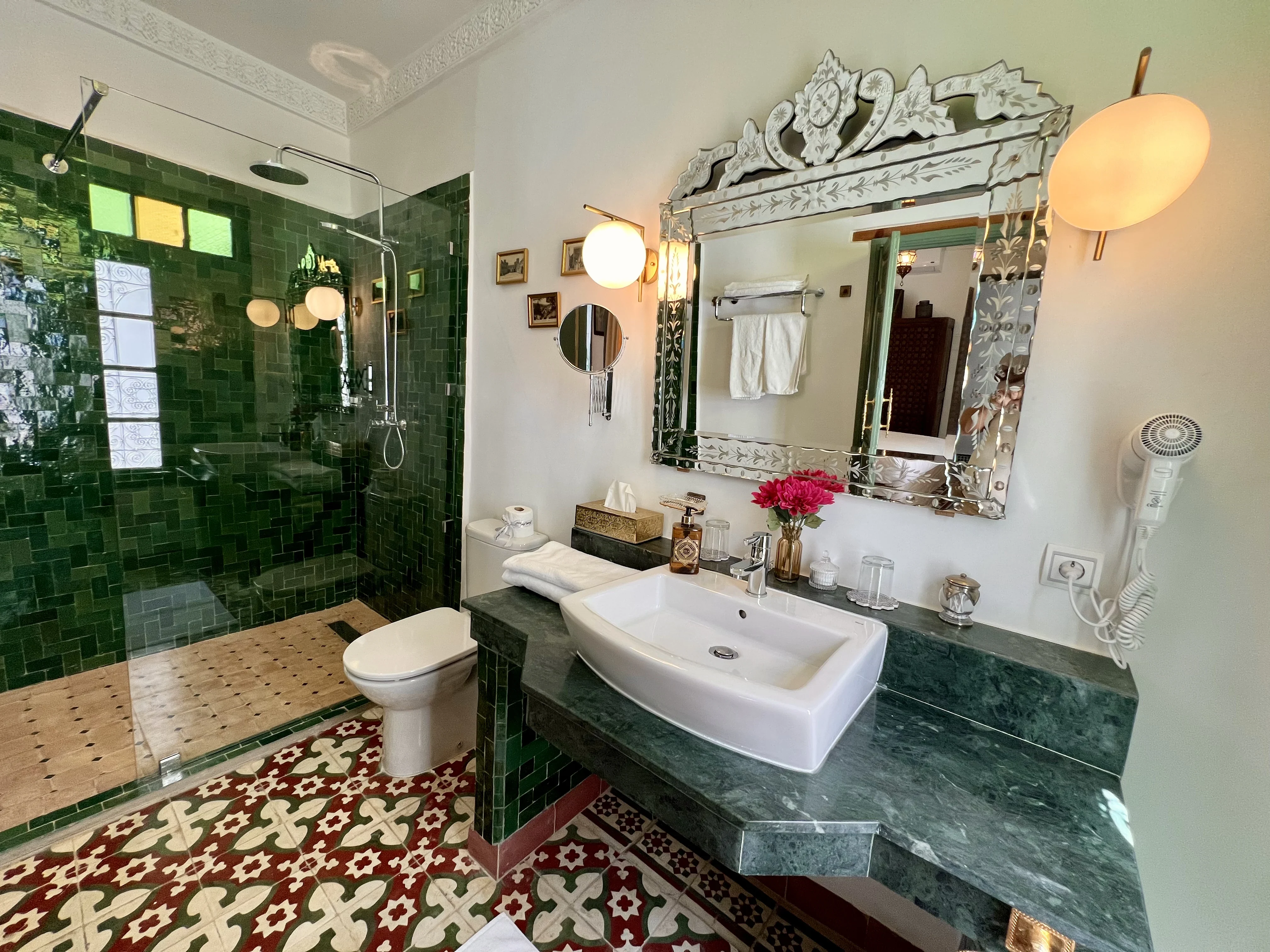 En-suite bathroom in Chambre Saphir with emerald green zellige walk-in shower, green marble vanity, and Venetian engraved mirror